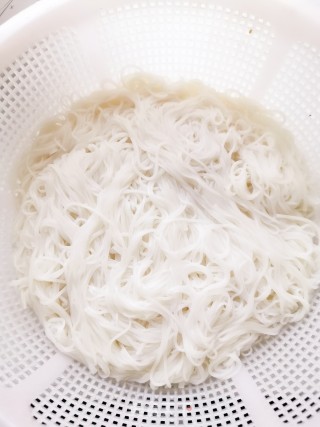 虫草花肉丝面的做法步骤：4