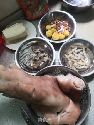 闽南烘猪脚的做法步骤：1