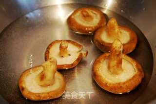 香菇炒白菜片的做法步骤：1