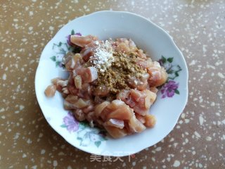 核桃鸡丁的做法步骤：3