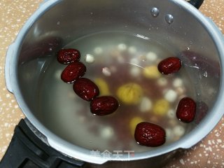 红枣莲子八宝粥的做法步骤：2