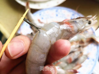 盐焗虾的做法步骤：1