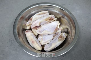 脆皮鸡翅的做法步骤：1