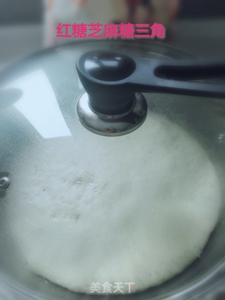 红糖芝麻糖三角的做法步骤：1