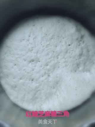 红糖芝麻糖三角的做法步骤：2