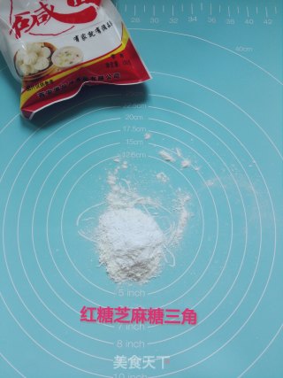 红糖芝麻糖三角的做法步骤：3