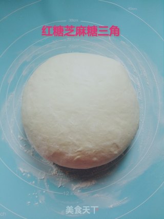 红糖芝麻糖三角的做法步骤：5