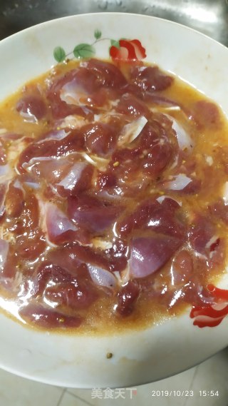 鸭肉炒土芹的做法步骤：1