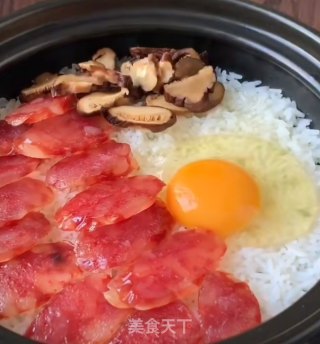 腊肠煲仔饭的做法步骤：4