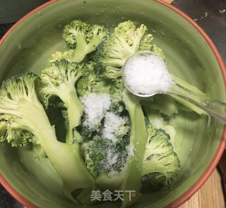 “热汤面”腊肠时蔬面的做法步骤：1