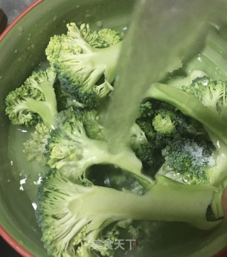 “热汤面”腊肠时蔬面的做法步骤：2