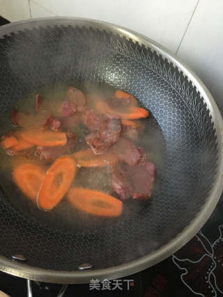 “热汤面”腊肠时蔬面的做法步骤：10