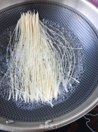 “热汤面”腊肠时蔬面的做法步骤：12