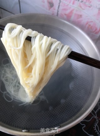 “热汤面”腊肠时蔬面的做法步骤：14