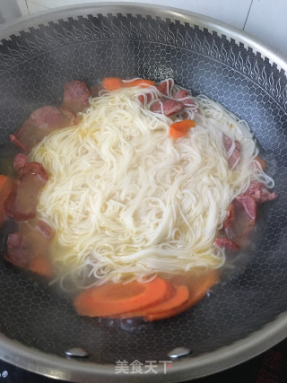 “热汤面”腊肠时蔬面的做法步骤：16