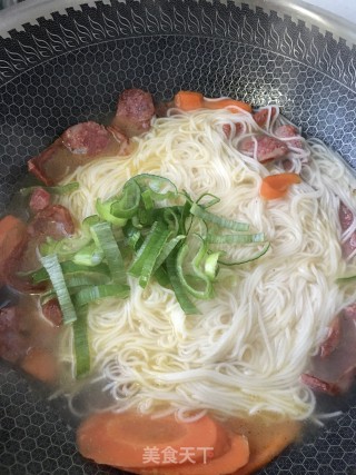 “热汤面”腊肠时蔬面的做法步骤：18