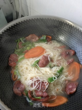 “热汤面”腊肠时蔬面的做法步骤：19