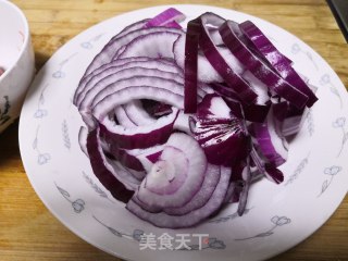 洋葱炒牛肉的做法步骤：1