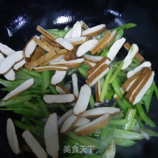 西芹炒豆干的做法步骤：7