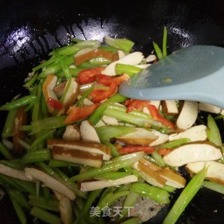 西芹炒豆干的做法步骤：8