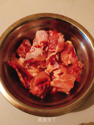 土豆炖鸡腿的做法步骤：1