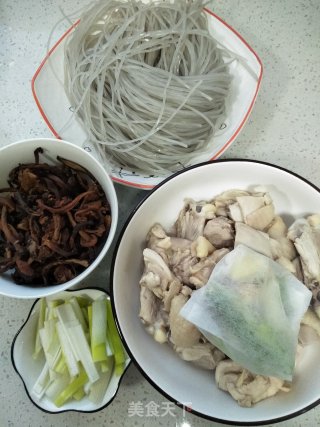 小鸡炖榛蘑的做法步骤：4