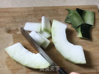 墨鱼丸焖冬瓜的做法步骤：2