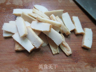 黑木耳鱼豆腐炒大蒜的做法步骤：2