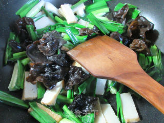 黑木耳鱼豆腐炒大蒜的做法步骤：5
