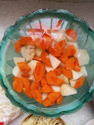 大盘鸡的做法步骤：1
