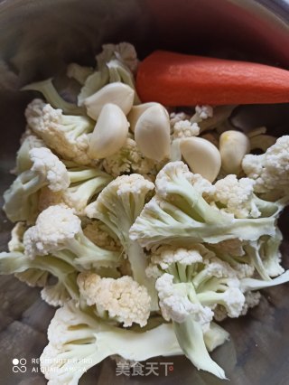 素烧花菜胡萝卜的做法步骤：1