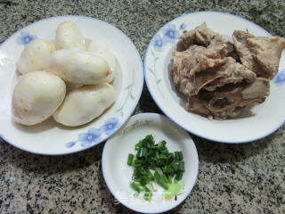 芋艿肉骨汤的做法步骤：1