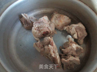 芋艿肉骨汤的做法步骤：2