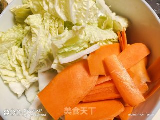 胡萝卜大白菜肉末炖意大利面，名称超级长，入味好吃美味，加入胡萝卜味道很好！用半个小时炖至汤汁好喝！的做法步骤：1