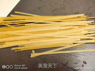 胡萝卜大白菜肉末炖意大利面，名称超级长，入味好吃美味，加入胡萝卜味道很好！用半个小时炖至汤汁好喝！的做法步骤：2