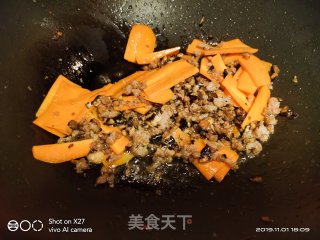 胡萝卜大白菜肉末炖意大利面，名称超级长，入味好吃美味，加入胡萝卜味道很好！用半个小时炖至汤汁好喝！的做法步骤：5