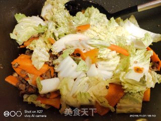 胡萝卜大白菜肉末炖意大利面，名称超级长，入味好吃美味，加入胡萝卜味道很好！用半个小时炖至汤汁好喝！的做法步骤：6