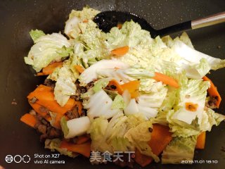 胡萝卜大白菜肉末炖意大利面，名称超级长，入味好吃美味，加入胡萝卜味道很好！用半个小时炖至汤汁好喝！的做法步骤：7