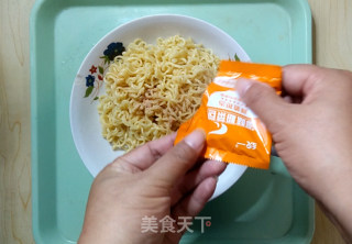 万圣节泡面肠仔木乃伊的做法步骤：1