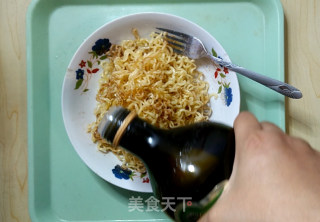 万圣节泡面肠仔木乃伊的做法步骤：2