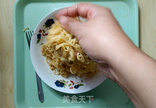 万圣节泡面肠仔木乃伊的做法步骤：3