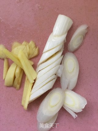 姜葱炒扇贝的做法步骤：3