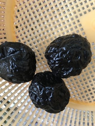 西梅煮花生米的做法步骤：2