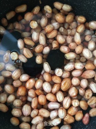 西梅煮花生米的做法步骤：3