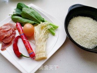 煲仔饭的做法步骤：1