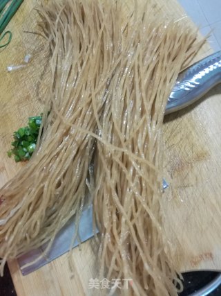 猪肉炖粉条的做法步骤：1