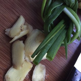 萝卜豆腐鲫鱼汤的做法步骤：2