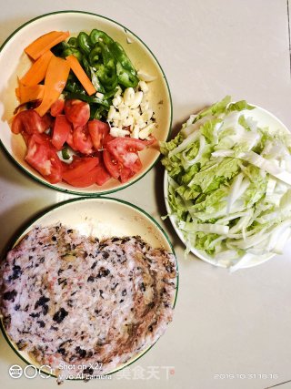 微辣版的大白菜青菜炒肉末，简单下饭，喜欢这种带西红柿煸炒的味道，酸甜又微辣的做法步骤：1