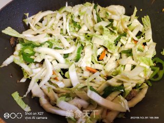 微辣版的大白菜青菜炒肉末，简单下饭，喜欢这种带西红柿煸炒的味道，酸甜又微辣的做法步骤：3