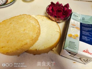 火龙果奶油蛋糕，10月3日女儿生日那天做的，简单大方，好吃不甜不腻，口感特别好的做法步骤：1